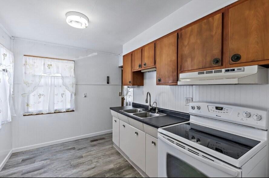 Building Photo - 329 W River St