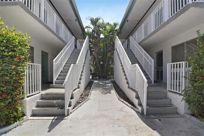 Building Photo - 7945 Carlyle Ave