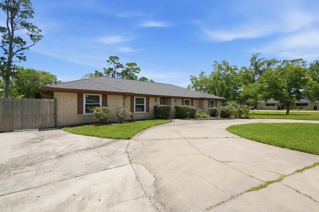 Building Photo - 2607 Brom-Bones Dr