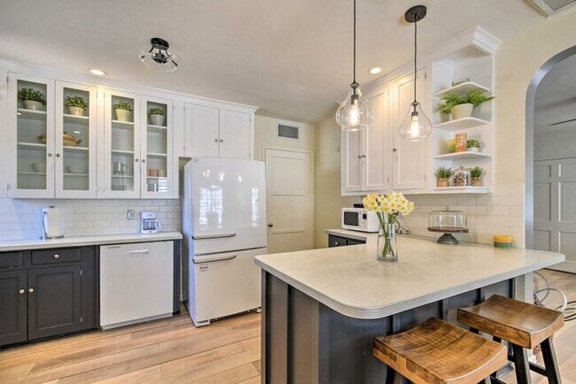 Building Photo - 4 Bed, 3 Bath, stunning home, located in t...