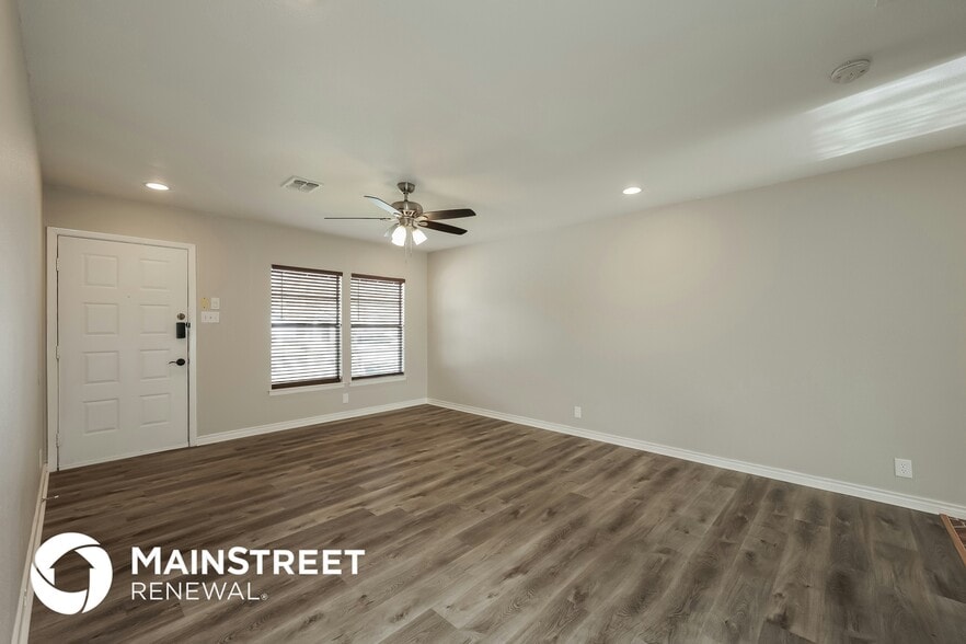 Building Photo - 6606 Gallery Oak St