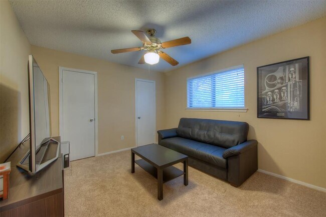 Building Photo - 3000 Canter Ln