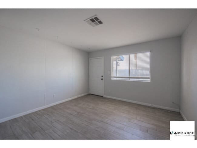 Building Photo - Experience the Charm of Phoenix in this Delightful 1/1 Casita-style Apartment