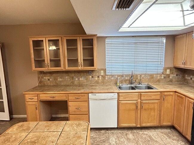 Building Photo - Stunning 3 Bedroom 2 Bath