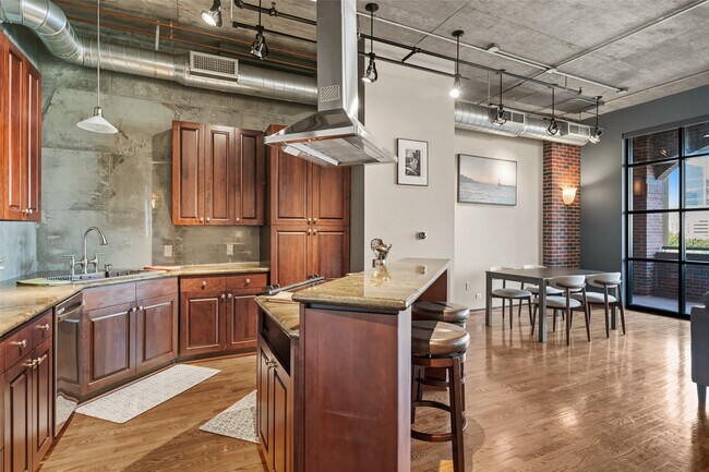 Building Photo - 505 Bastrop St