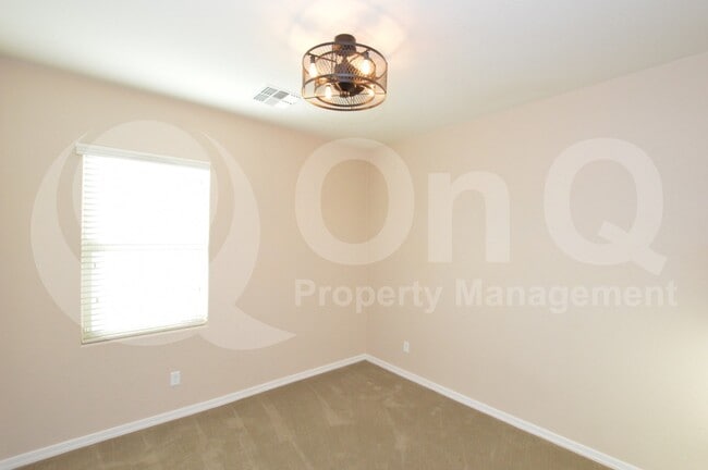 Building Photo - 1522 E Hummingbird Way