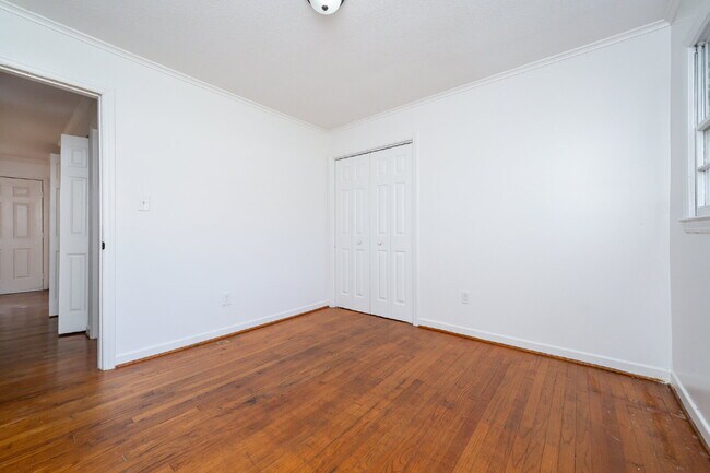 Building Photo - 2 Bed / 1 Bath Bottom Unit Duplex Convenient Spartanburg Location with Modern Features $1000/mo rent