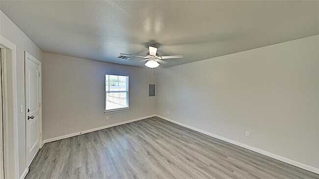 Building Photo - 11205 Howard Dr