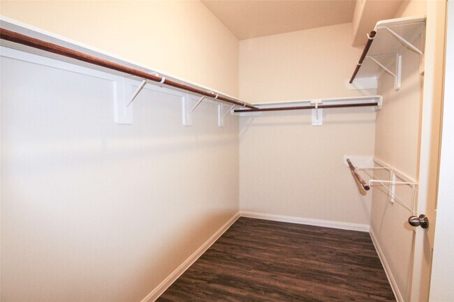 Building Photo - 3771 Lake Bend Shore Dr