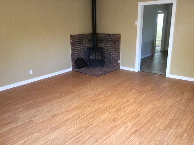 Building Photo - Westside 3 Bedroom House, New Kitchen, Paint, Flooring & Appliances, Attached Garage