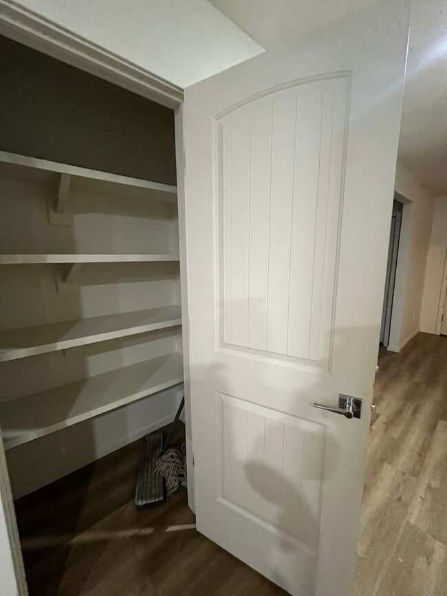 Building Photo - 1107 E La Brea Ave