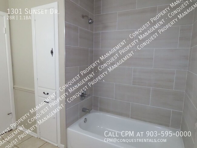 Building Photo - 1301 Sunset Dr