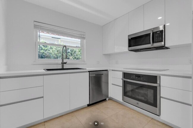 Building Photo - 806 NE 4th St