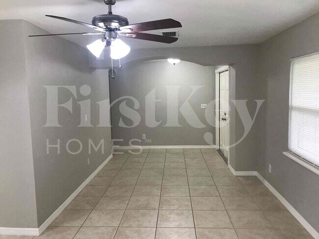 Building Photo - 241 SW 32nd Terrace