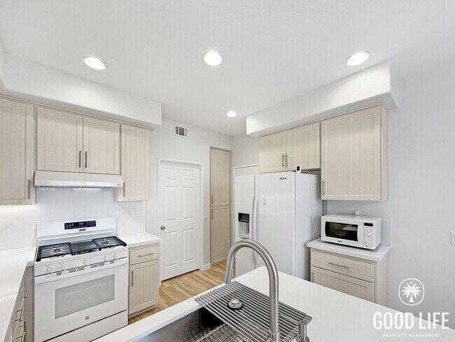 Building Photo - Fully Renovated 2BD/2.5BA in Aliso Viejo | Fireplace, Private Patio, Pool/Spa & Attached Garage
