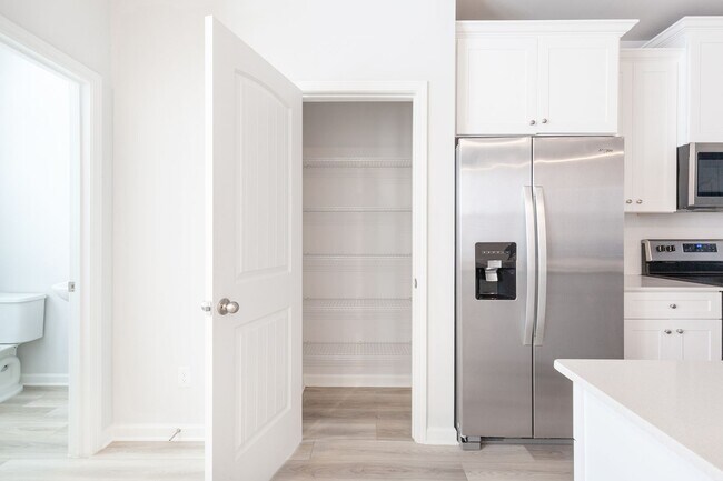 Building Photo - Newly Constructed 3bd/3.5ba w/ Gym, Min From Airport and Downtown Hapeville!