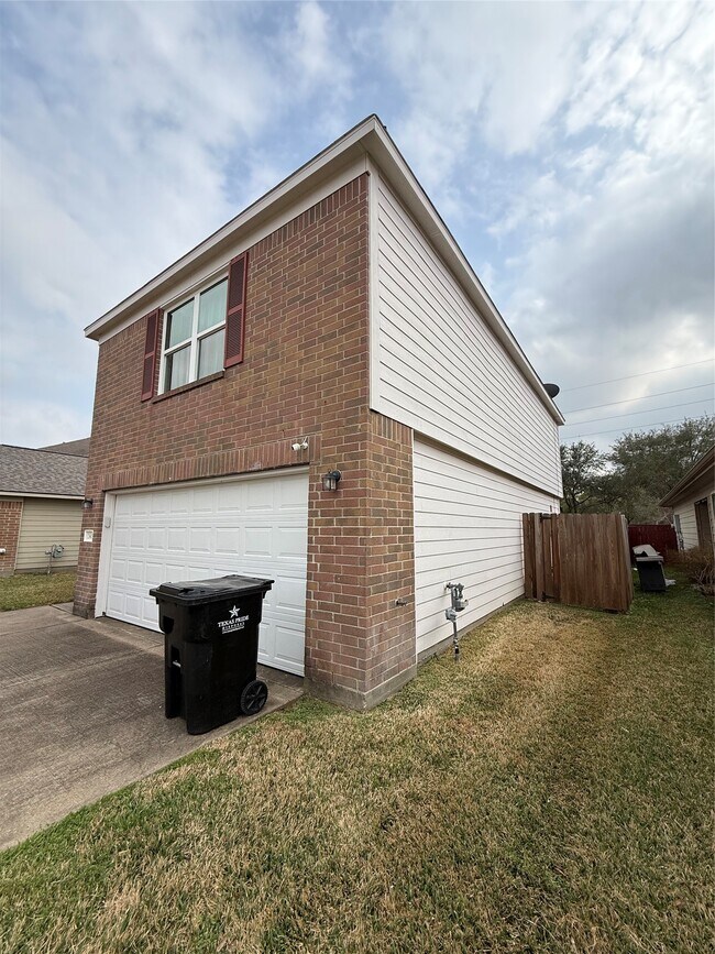 Building Photo - 23603 Legacy Oak St