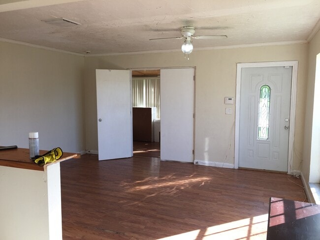 Building Photo - Amazing 3-1 house with fenced front and backyard !