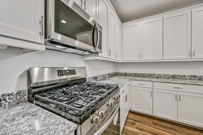 Building Photo - 7574 W Jackrabbit Ln