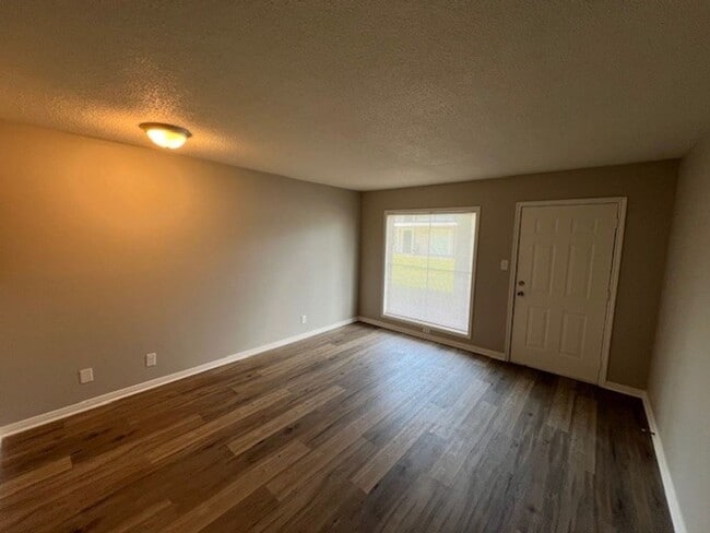 Building Photo - Newly Renovated 1B/1B Apartment in Lake Ch...