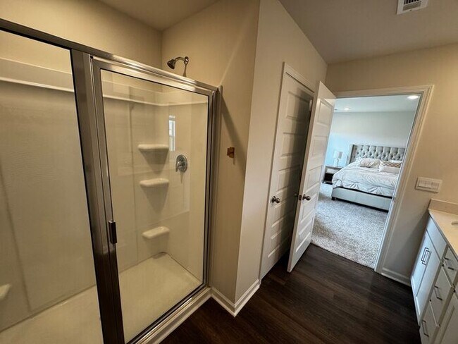 Building Photo - Beautiful 5 bedroom home available for rent