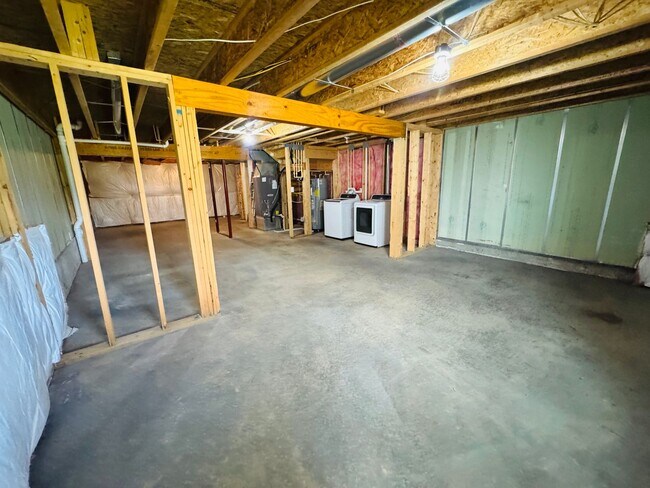 Building Photo - 3 Bed/ 2.5 Bath Townhome close to the interstate - Available 06/08/2026