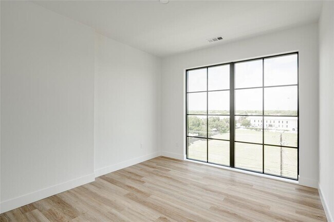 Building Photo - 4315 S Congress Ave