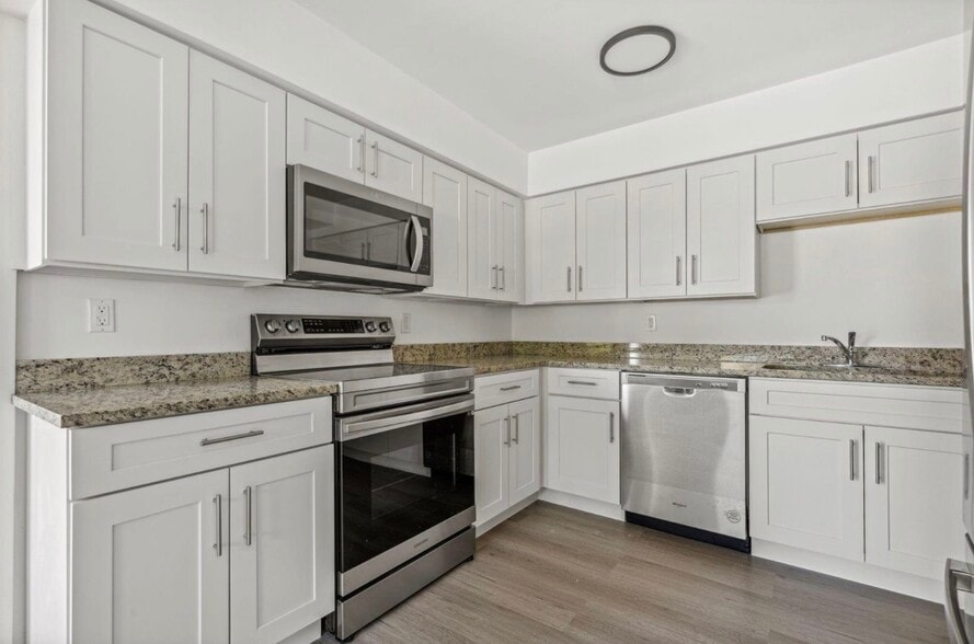 Building Photo - 230 SW 13th Ave