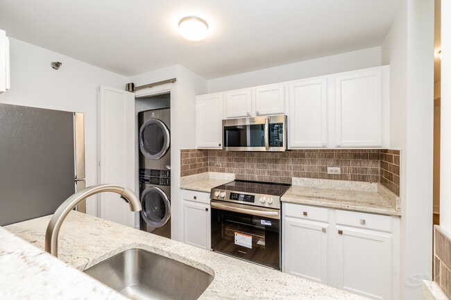 Building Photo - 345 N La Salle Dr