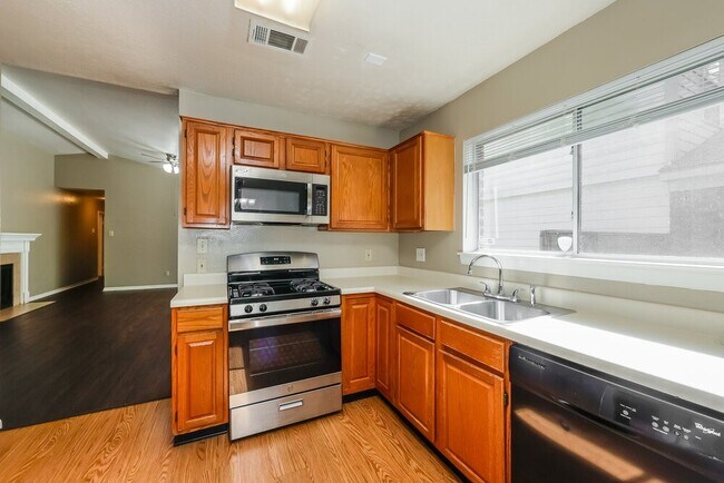 Building Photo - 23 Emery Cliff Pl