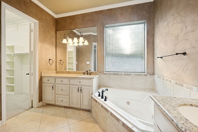 Building Photo - 4046 E Hill Dr