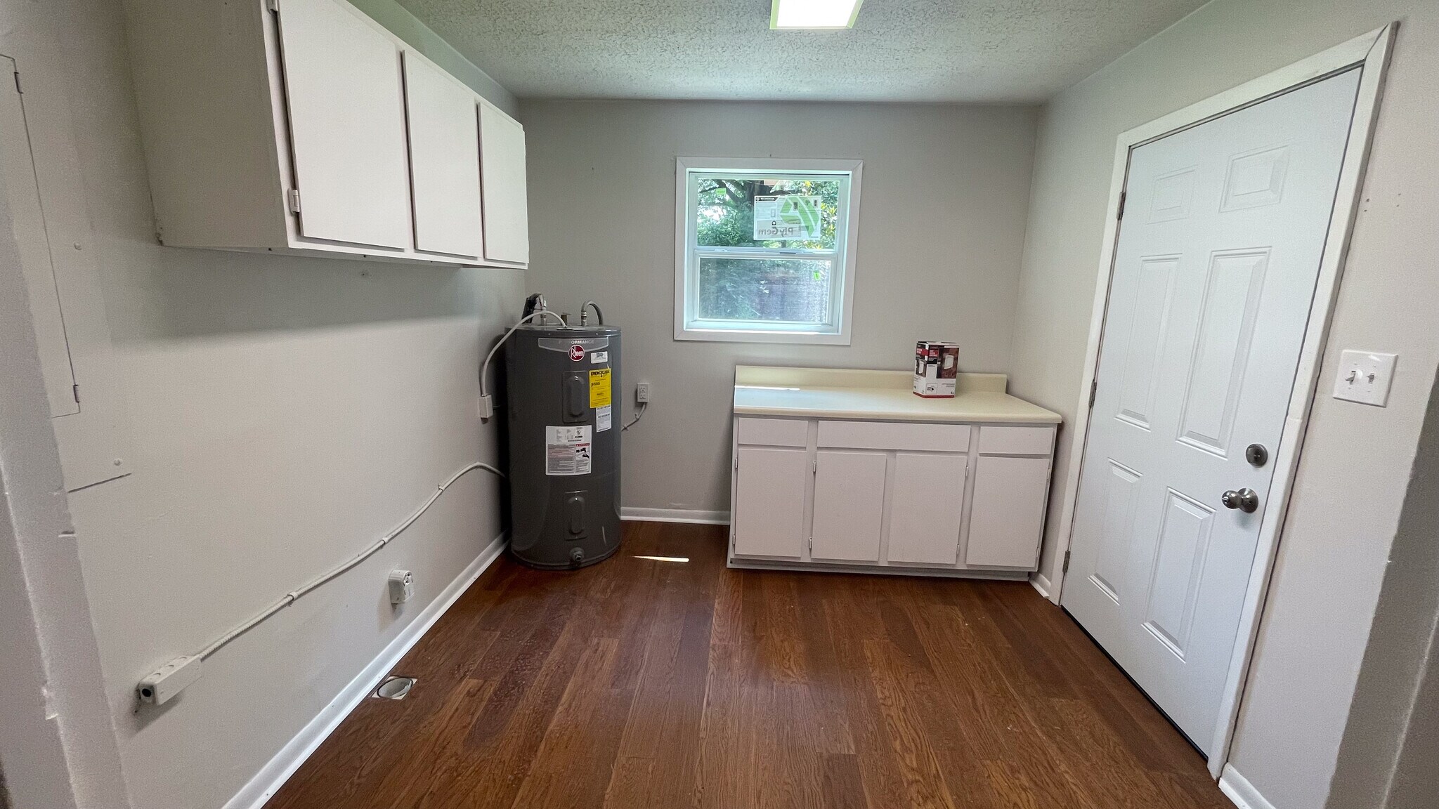 Spacious Laundry Room/Mud Room - 121 Drive 1417
