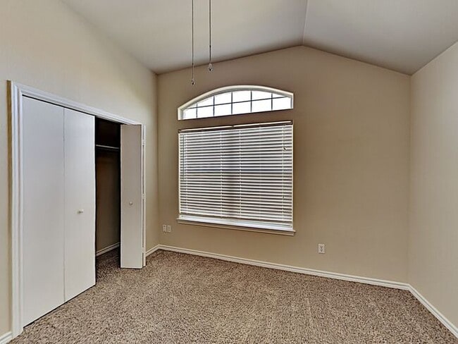 Building Photo - No Application Fees* $500 off 1st Months R...