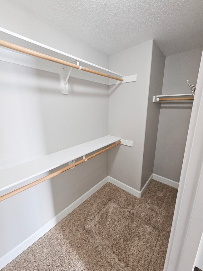 Building Photo - 917 N Cascade Dr