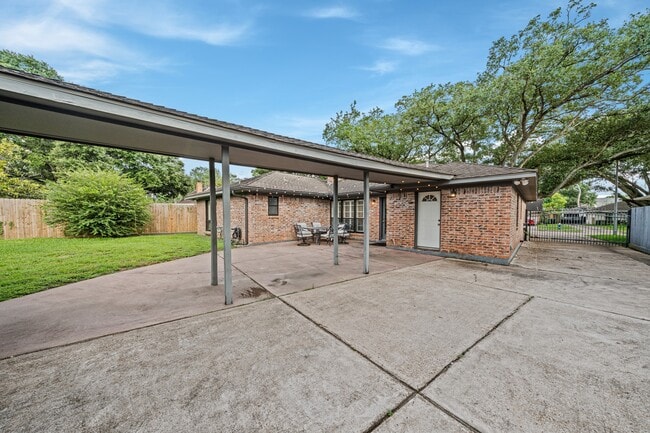 Building Photo - 8426 Edgemoor Dr