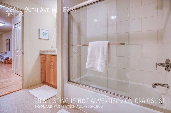 Building Photo - Beautifully Updated 1 Bedroom Condo w/Priv...