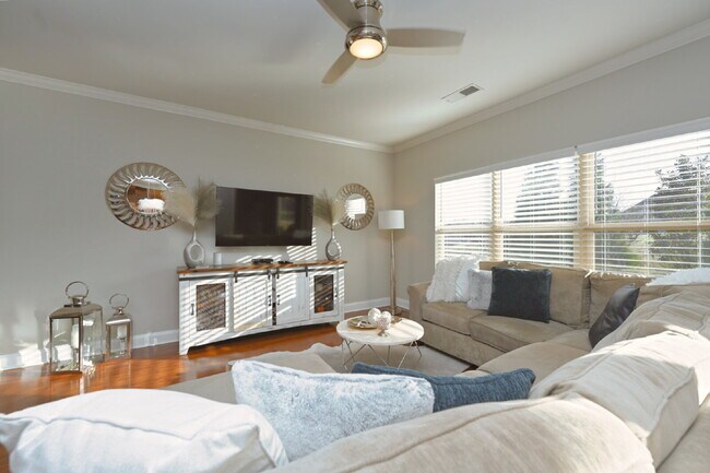 Building Photo - Resort Living at its finest in Foxland Harbor, Gallatin's premier golf and lake community!