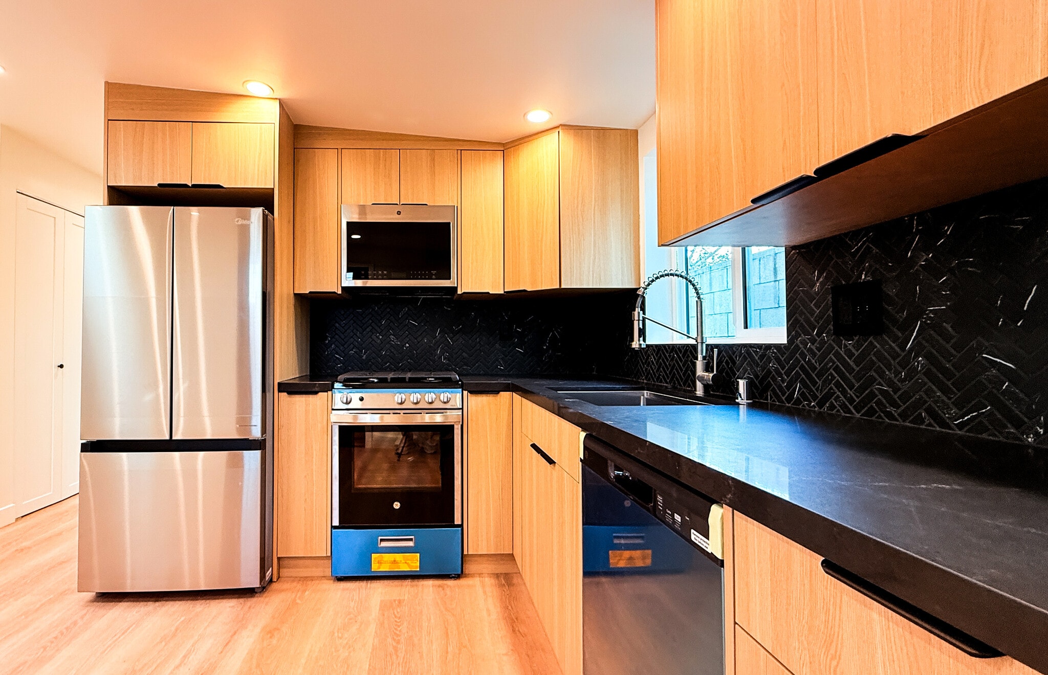 Building Photo - 546 W Ash Ave