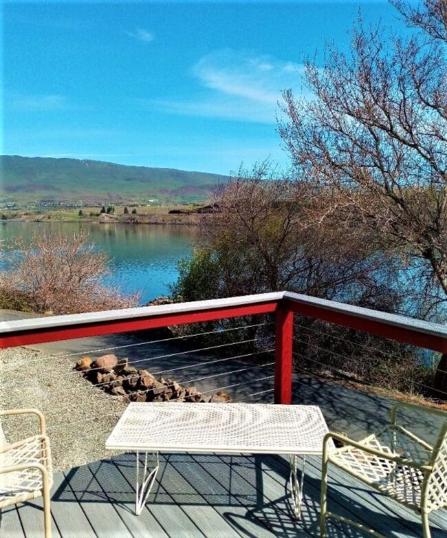 Building Photo - Fully Furnished 2 Bedroom 1 Bath Condo | T...