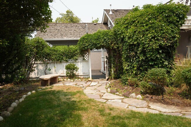 Building Photo - 2721 W Cassia St