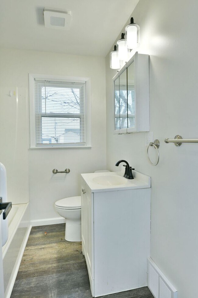 Building Photo - House for RENT in Girard!