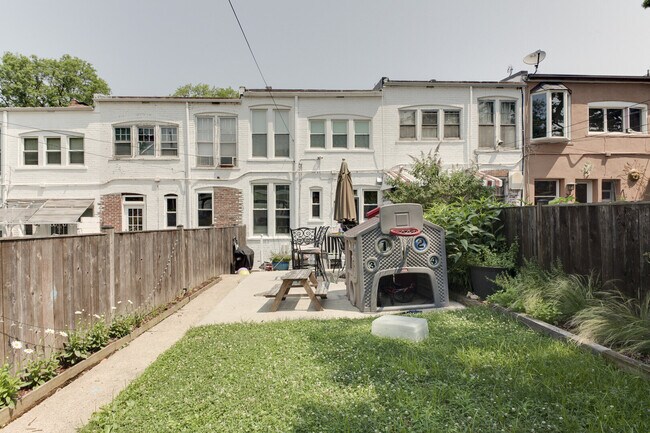 Building Photo - 1414 Taylor St NW
