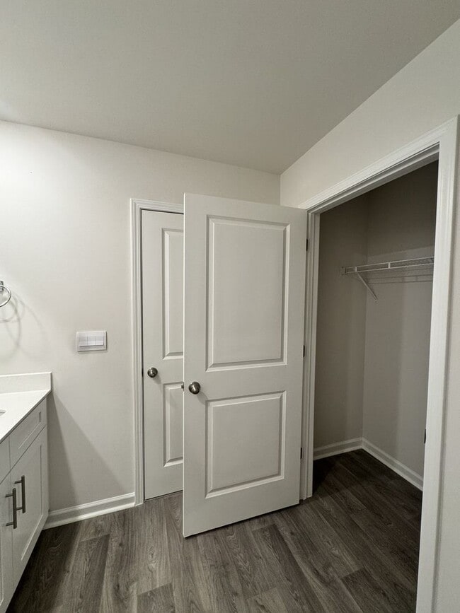 Building Photo - ***** $200 OFF FIRST MONTH RENT *****