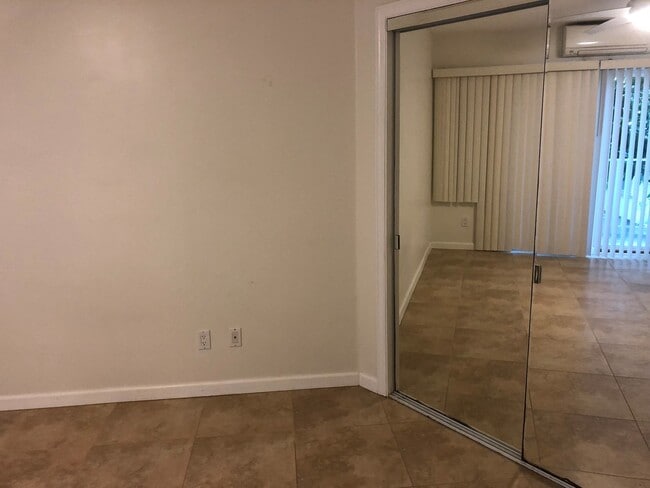 Building Photo - Private Duplex Home Across from Kahala Mall