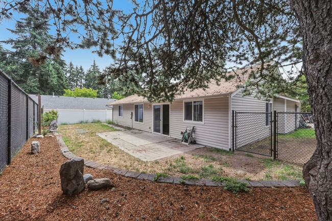 Building Photo - Beautifully Updated 3-Bedroom Rambler with Open Floor Plan & Private Fenced Yard