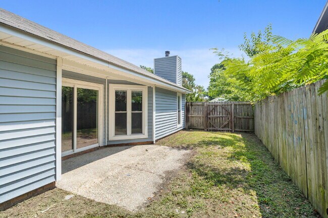 Building Photo - Cozy Timberwood Dr