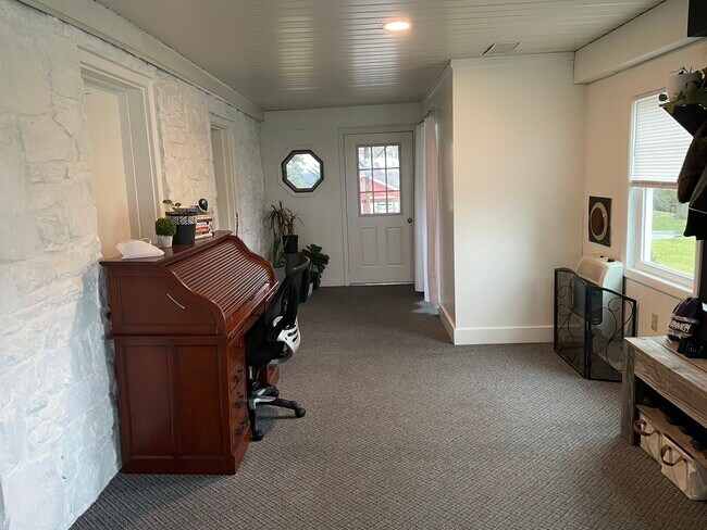 Building Photo - 2250 Creek Hill Rd