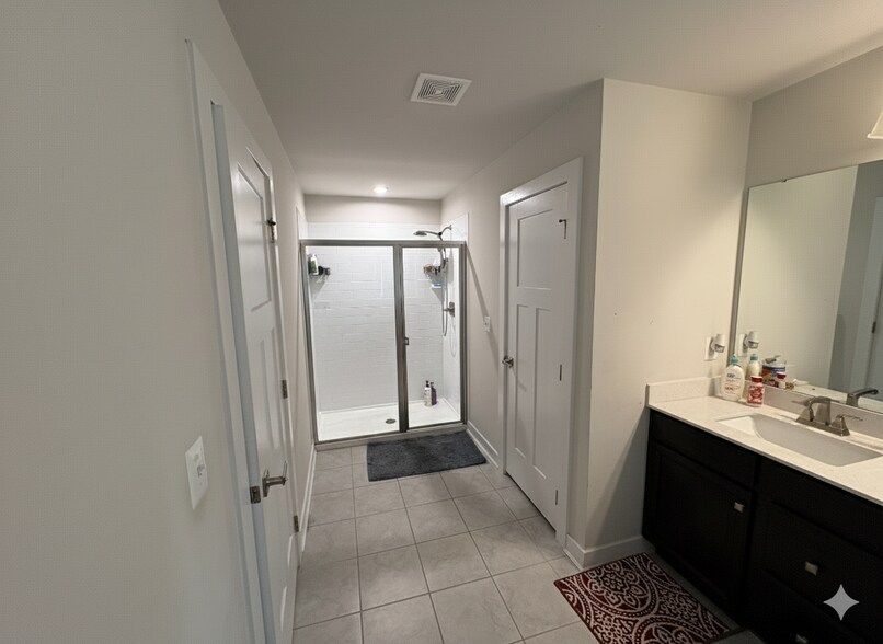 Master Bath Room - 210 Felix Dr
