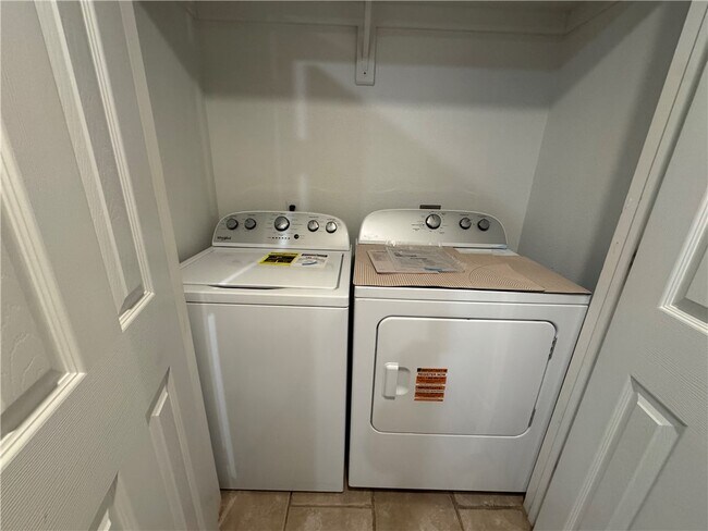 Building Photo - 1582 Willowbrook Dr