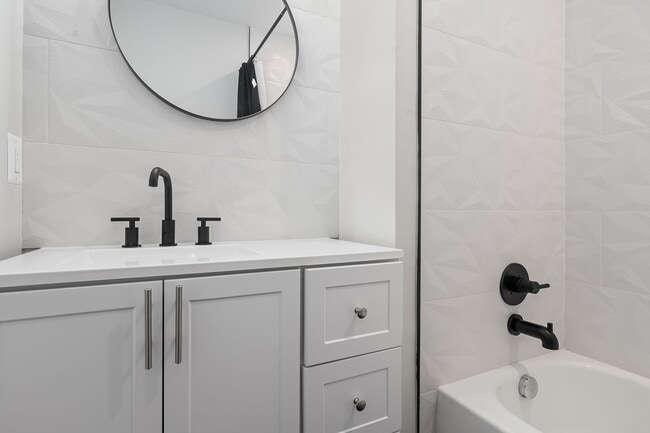 Building Photo - Bright & Immaculate 2 Bed · 3 Bath
